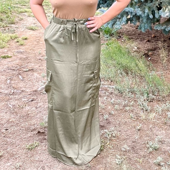 New! Emerson Lang Cargo Pocket Faux Silk Maxi Drawstring Skirt With Slit - Picture 7 of 11